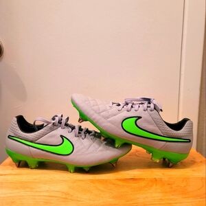 Nike tiempo soccer shoes, size 10.5, color grey and green